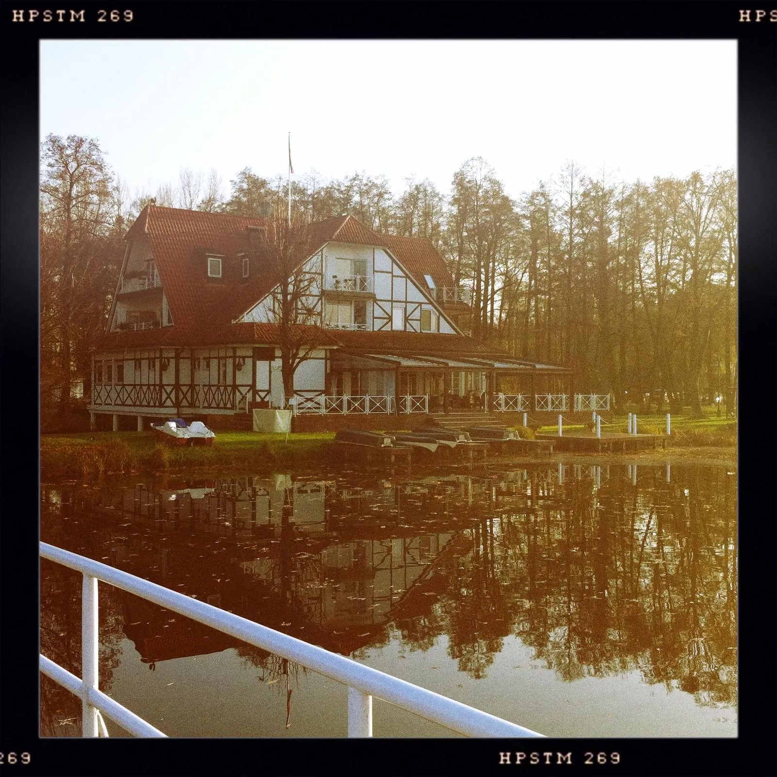 Brandenburg Kremmen Seelodge - Blick vom See auf die Seelodge