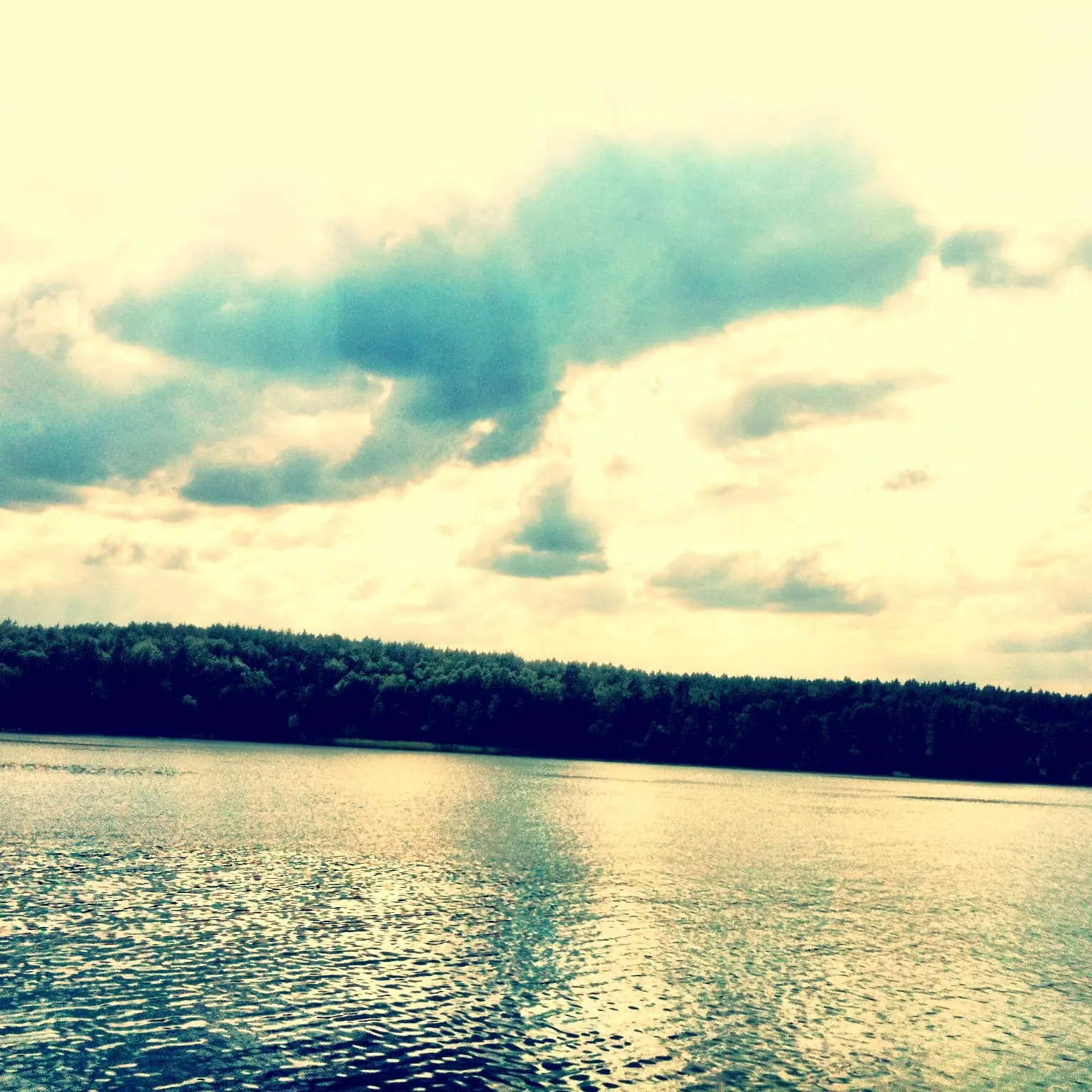 Der brandenburger Werbellinsee mit Wolkenhimmel